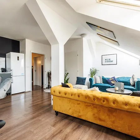 Spacious Flat & Parking Possibility, 3 Stops To Wenceslav Square Prague Exterior photo