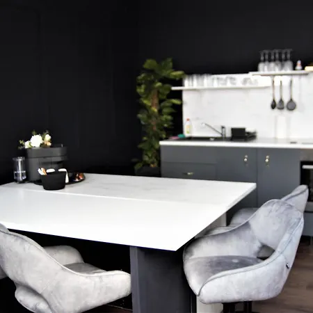 Spacious Flat & Parking Possibility, 3 Stops To Wenceslav Square Prague Exterior photo